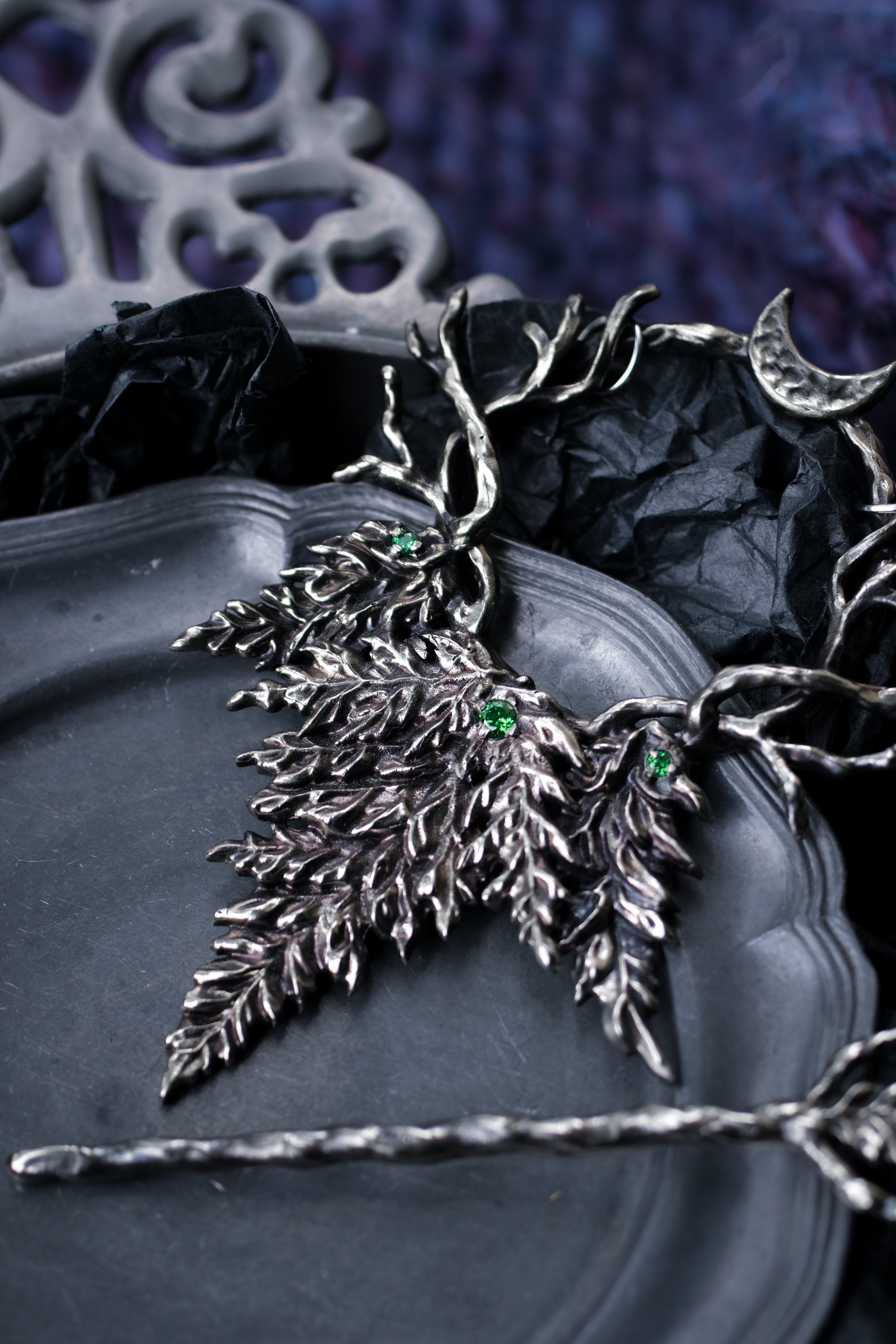 Fern hairpin with green fianite