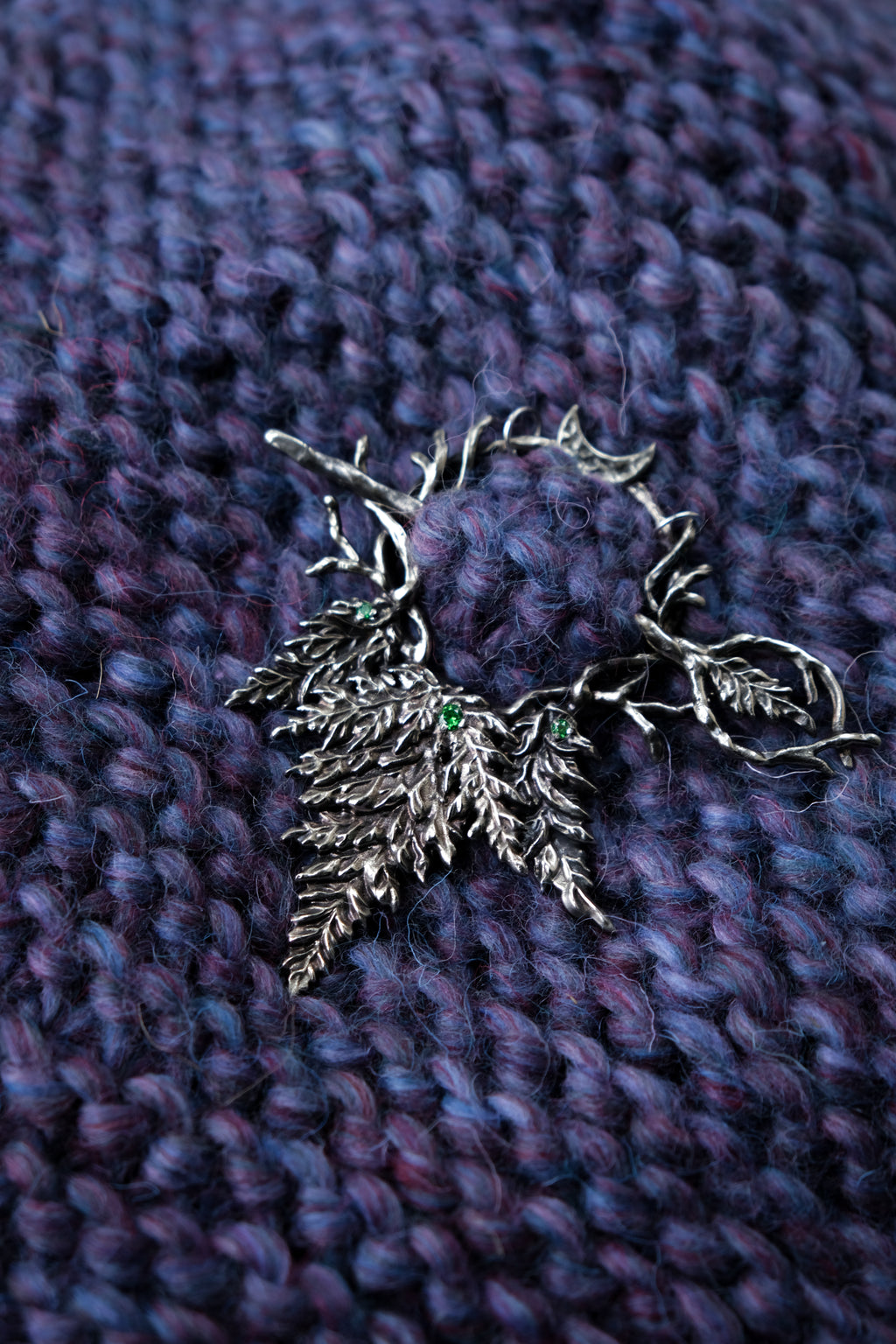 Fern hairpin with green fianite