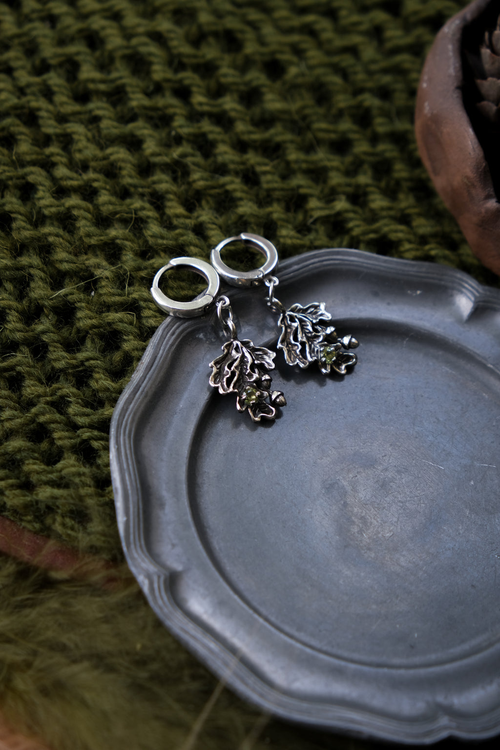 Oak leaves earrings with chrisolite