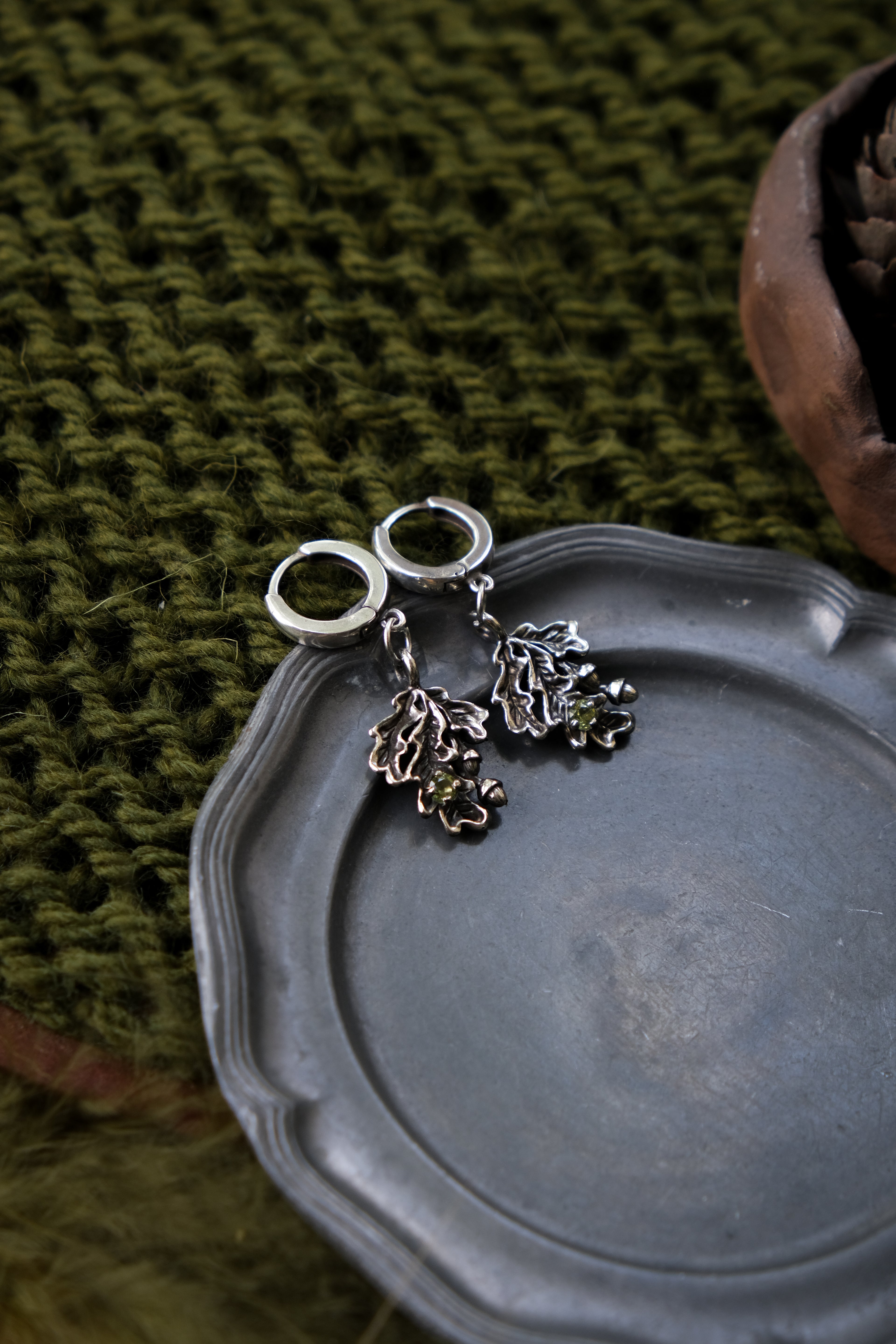 Oak leaves earrings with chrisolite
