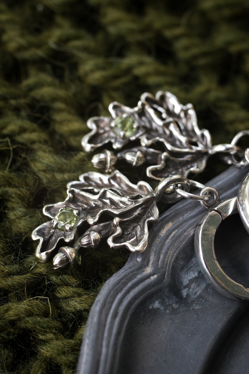 Oak leaves earrings with chrisolite