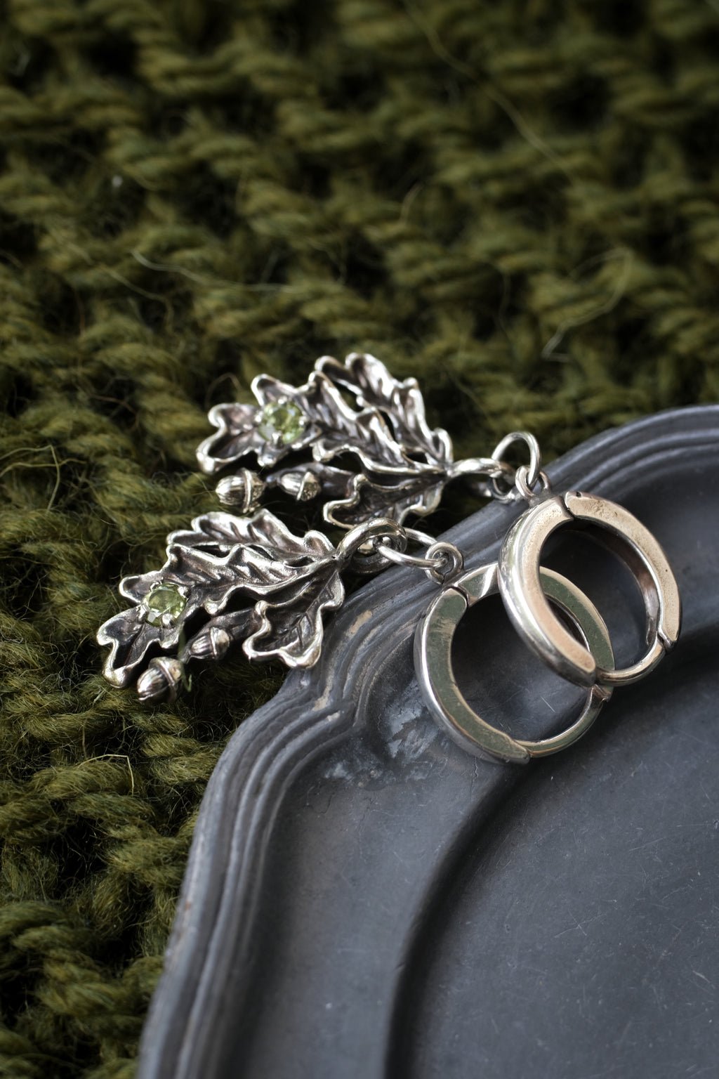 Oak leaves earrings with chrisolite