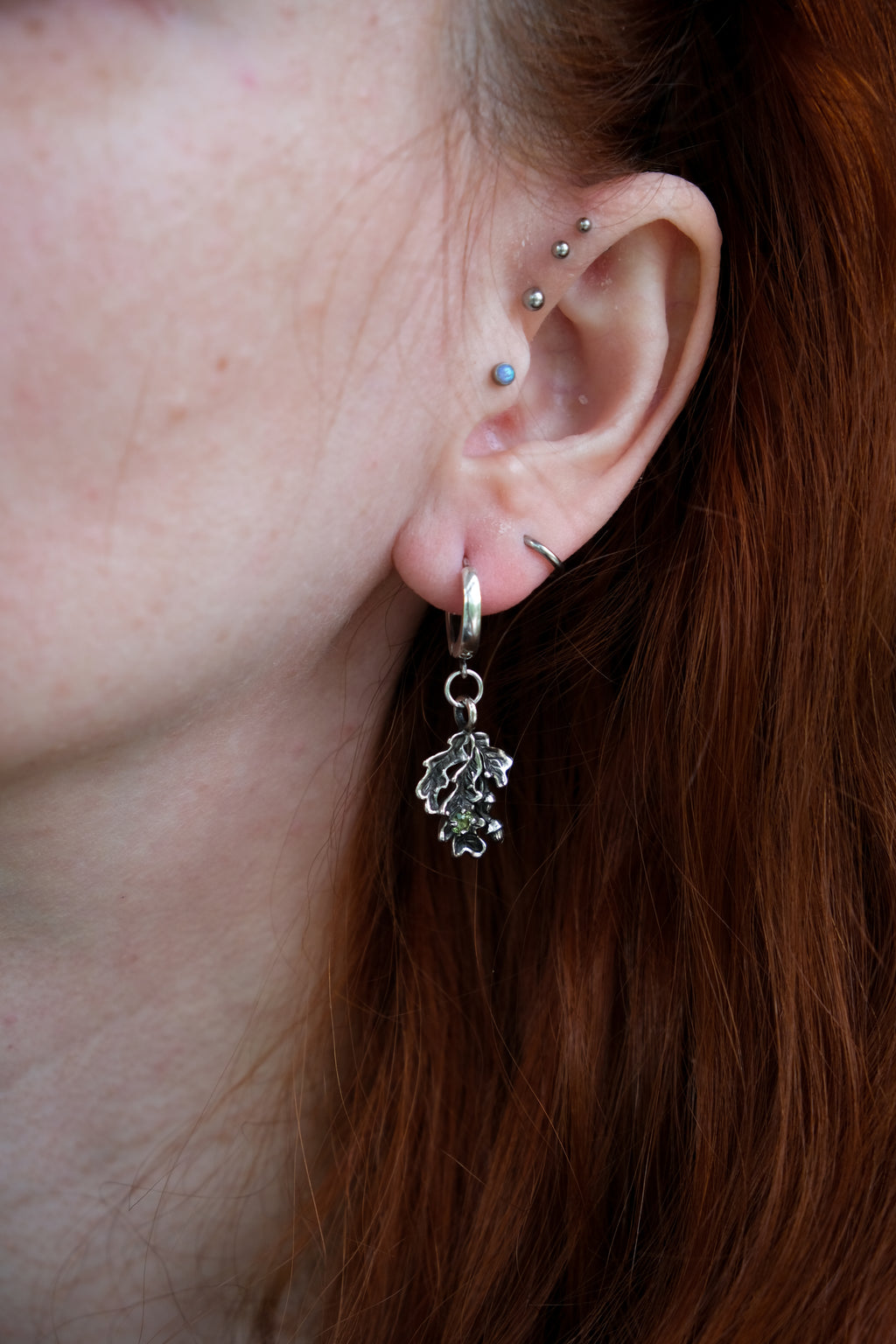 Oak leaves earrings with chrisolite