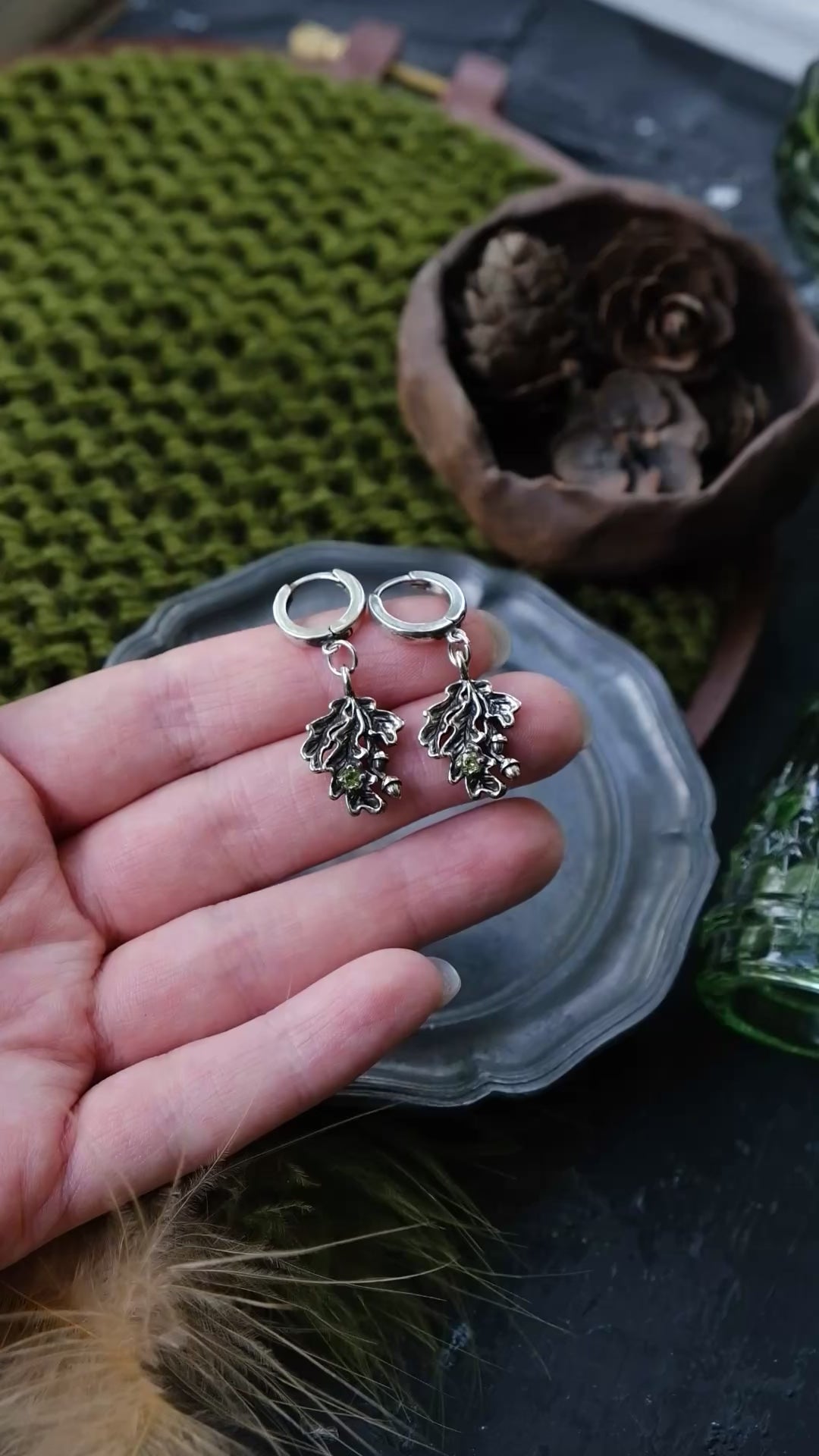 Oak leaves earrings with chrisolite